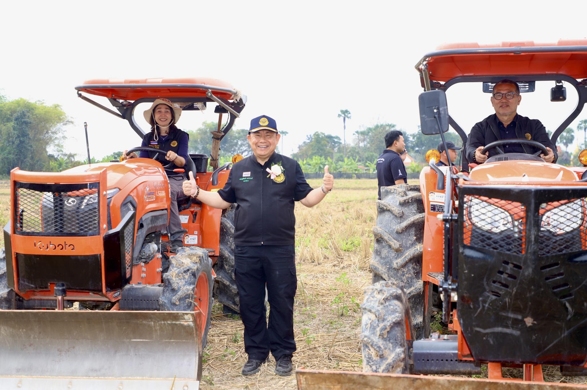title - เลขาฯ ส.ป.ก. ร่วมงาน “ไถกลบ ตอซัง สร้างดินยั่งยืน ฟื้นสิ่งแวดล้อม”